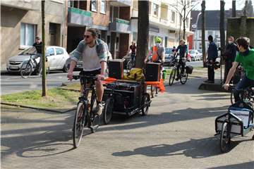 In der Meile starteten die Klimaschützer mit ihrer Fahrrad-Demo in Richtung Innenstadt.