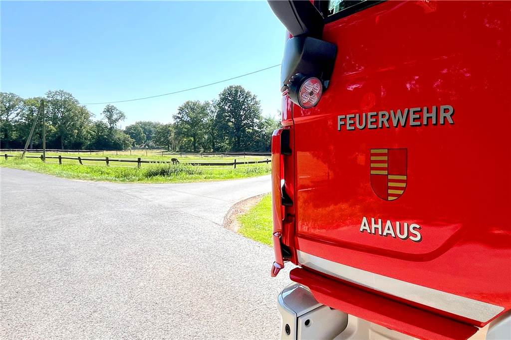 Elektrobrand im Schweinestall: Feuerwehr rettet 600 Schweine in Hörsteloe Ein Feuerwehrauto steht in Hörstloe