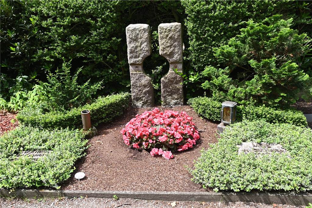 Erneuter Diebstahl auf Dorstener Friedhof: Bronzekreuz in Deuten gestohlen In der Mitte der beiden Steinsäulen sind die Aussparungen zu erkennen, in denen das Kreuz aus Bronze angebracht war.