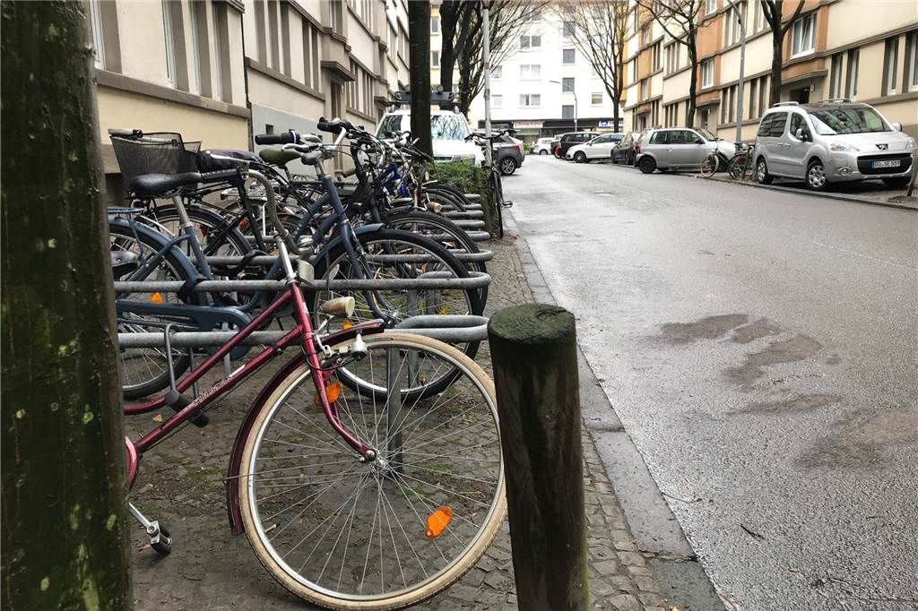 In der Mitte der Straße befinden sich Fahrradständer. Leider dort, wo Platz für einen Parkplatz wäre und nicht gegenüber, wo Autos ohnehin nicht korrekt parken dürften, ärgert sich Maria Strowitzki.