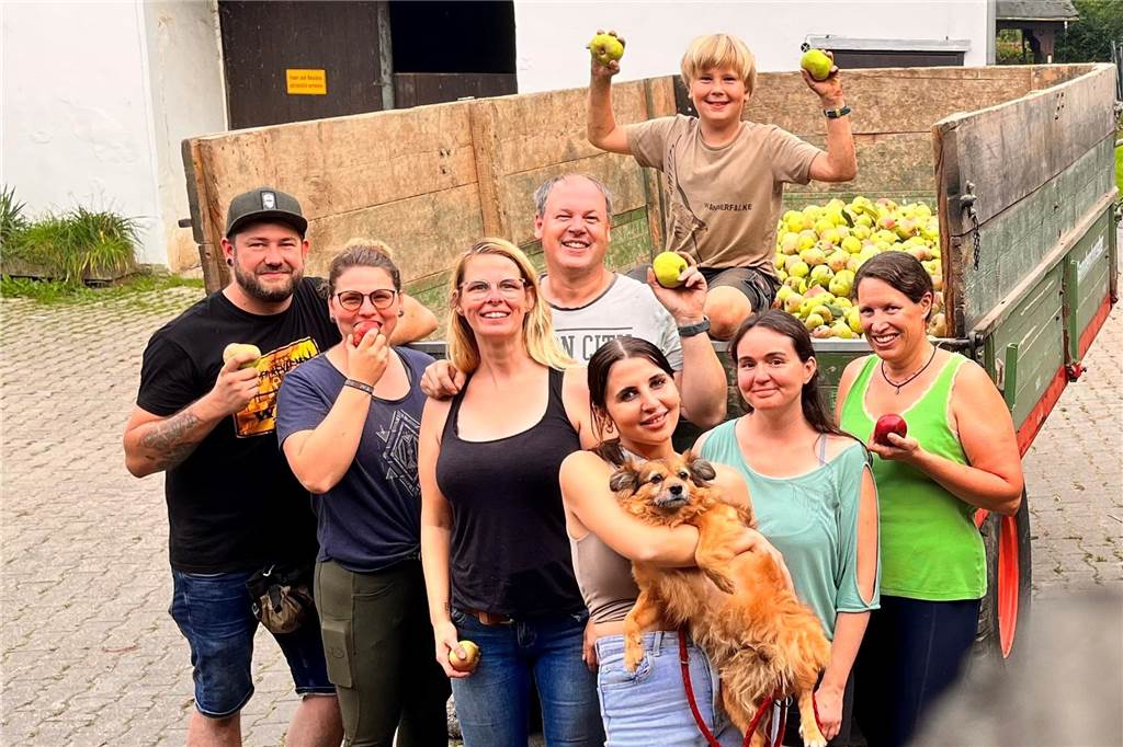 Große Ernte in Ergste: Aus Äpfeln der Pferdepension Finkhaus wird Saft Apfelernte in Schwerte-Ergste