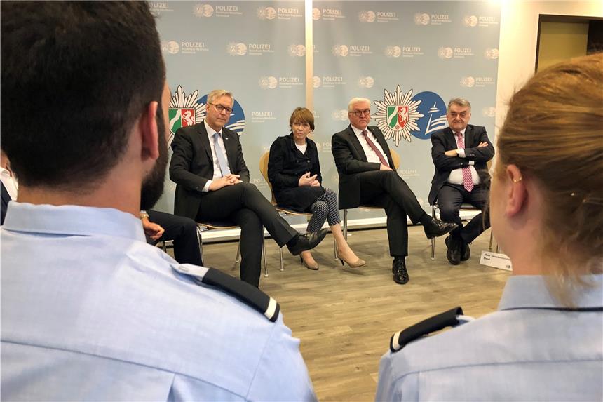 Gespräche mit jungen Beamten über Respekt und Gewalt In der Mitte (von links): Polizeipräsident Gregor Lange, Elke Büdenbender und ihr Ehemann, Bundespräsident Frank-Walter Steinmeier, sowie NRW-Innenminister Herbert Reul im Gespräch mit jungen Polizisten.