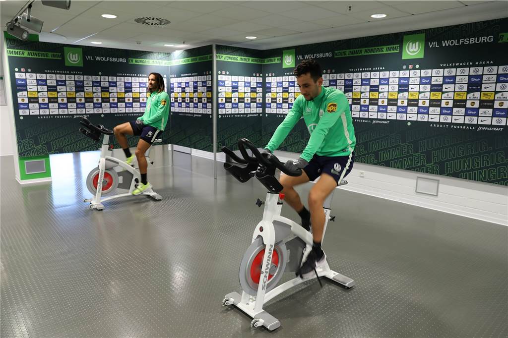 Wie Pascal Formann die Corona-Krise beim VfL Wolfsburg erlebt In der Mixed Zone, wo eigentlichen Journalisten und Spieler aufeinandertreffen, absolvieren Kevin Mbabu und Ismail Azzaoui eine Fitnesseinheit - mit Sicherheitsabstand zueinander. Die Vorsichtsmaßnahmen beim VfL Wolfsburg sind hoch.