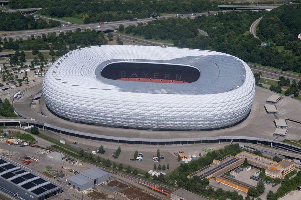 Spielorte der EM 2024: In diesen zehn Stadien wird gespielt Blick auf die Allianz Arena in München, die bei der EM 2024 den Namen München Fußball Arena trägt.