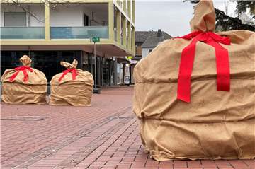 In der Münsterstraße stehen wieder als Geschenksäcke getarnte Sperren aus Sand.