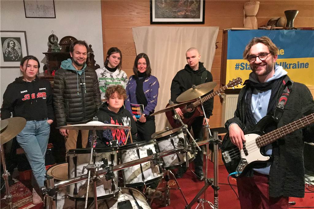 So erleben ukrainische Musikschüler den Krieg in ihrer Heimat Die Musikschüler und ihre Lehrer stehen mit ihren Instrumenten.
