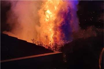 In der Nacht auf den 22. April brannte um 1.45 Uhr eine Hecke nahe an einem Gebäude am Schlehweg in Fröndenberg nieder.
