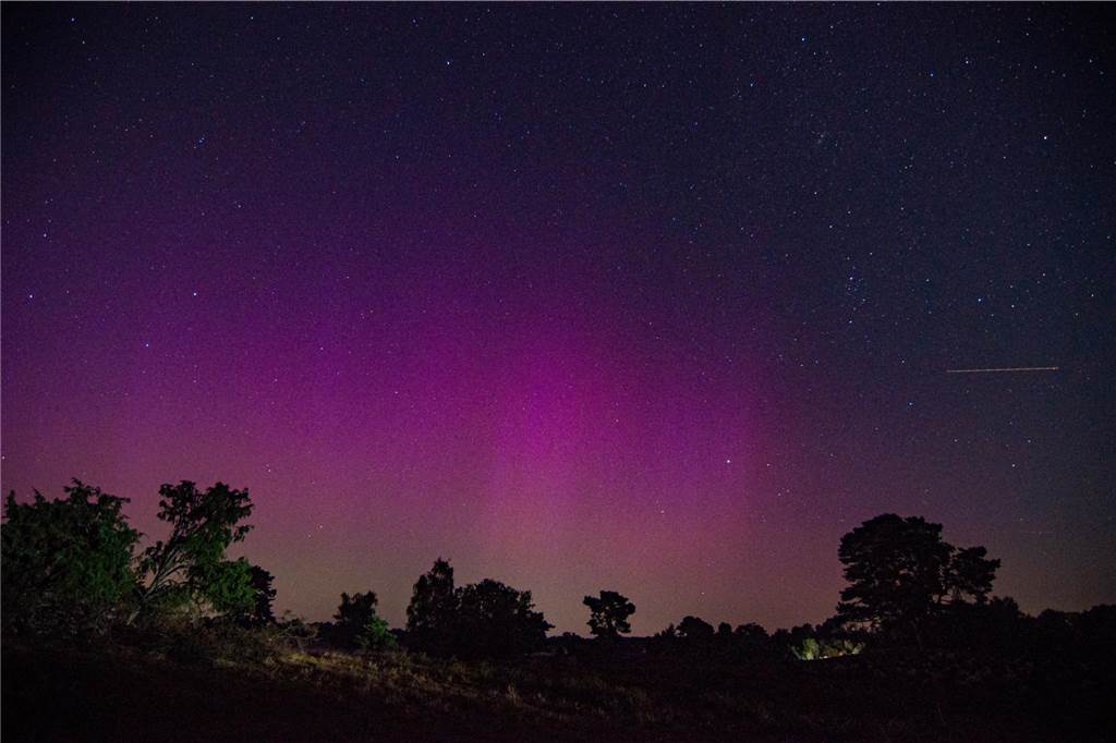 In der Nacht auf Dienstag konnte man die atemberaubende Kombination von Polarlichtern, Perseiden, der Milchstraße und Bodennebel in der Westruper Heide bestaunen. 