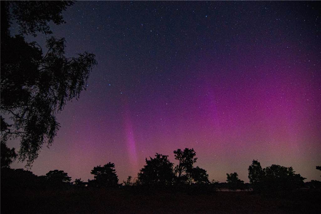In der Nacht auf Dienstag konnte man die atemberaubende Kombination von Polarlichtern, Perseiden, der Milchstraße und Bodennebel in der Westruper Heide bestaunen. 
