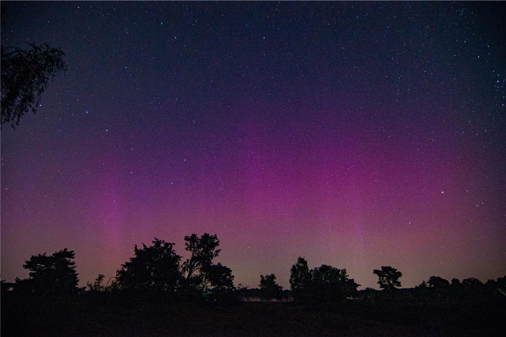 In der Nacht auf Dienstag konnte man die atemberaubende Kombination von Polarlichtern, Perseiden, der Milchstraße und Bodennebel in der Westruper Heide bestaunen. 