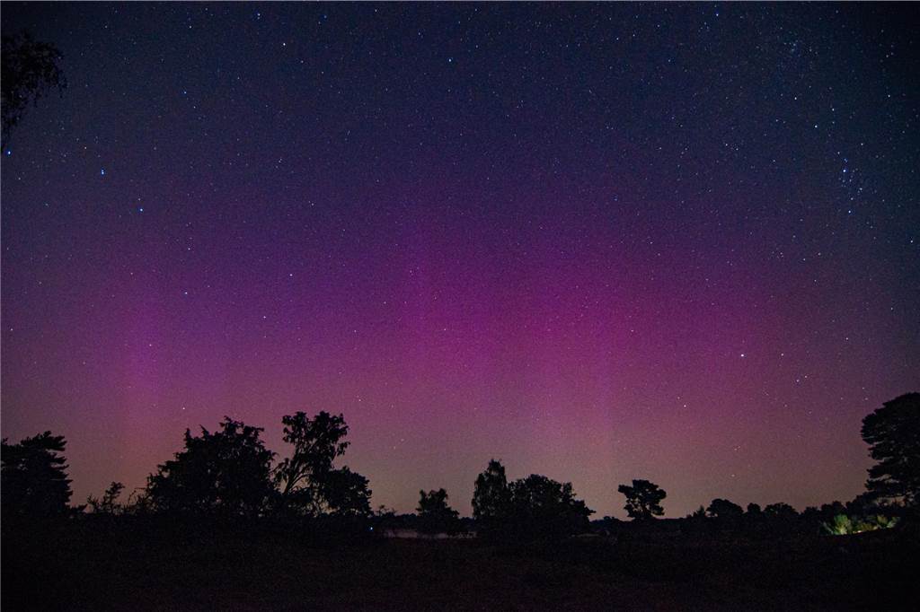 In der Nacht auf Dienstag konnte man die atemberaubende Kombination von Polarlichtern, Perseiden, der Milchstraße und Bodennebel in der Westruper Heide bestaunen. 