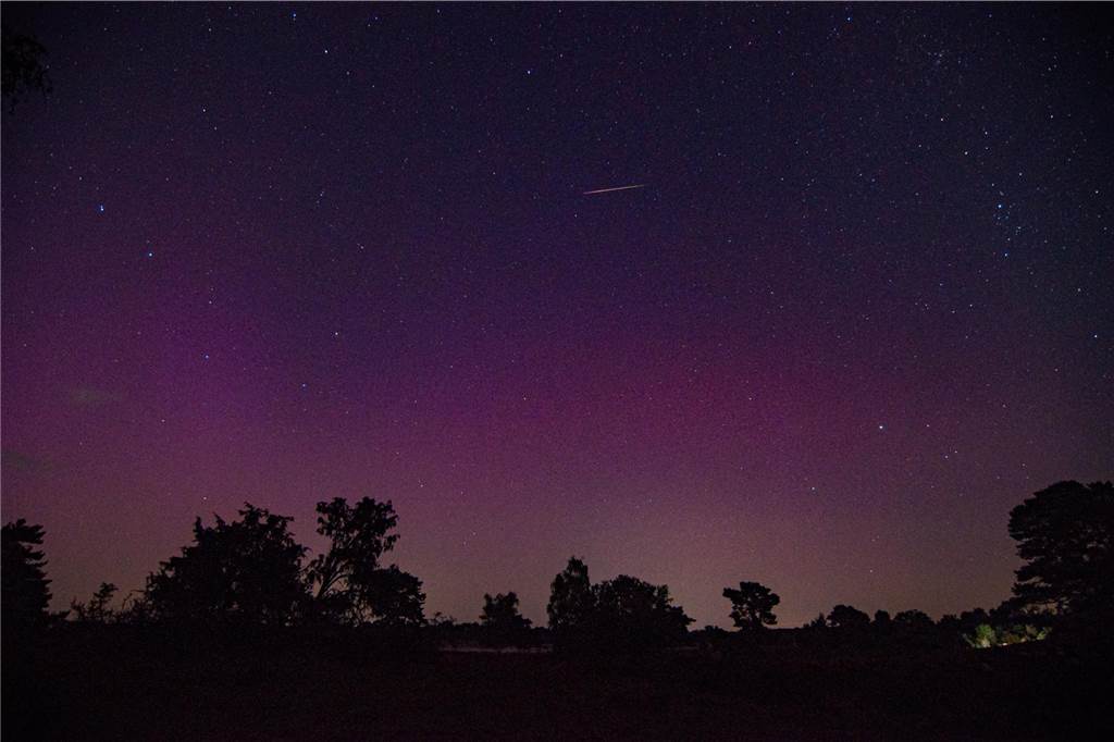 In der Nacht auf Dienstag konnte man die atemberaubende Kombination von Polarlichtern, Perseiden, der Milchstraße und Bodennebel in der Westruper Heide bestaunen. 