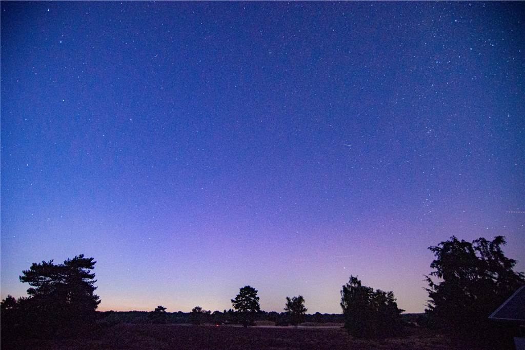 In der Nacht auf Dienstag konnte man die atemberaubende Kombination von Polarlichtern, Perseiden, der Milchstraße und Bodennebel in der Westruper Heide bestaunen. 