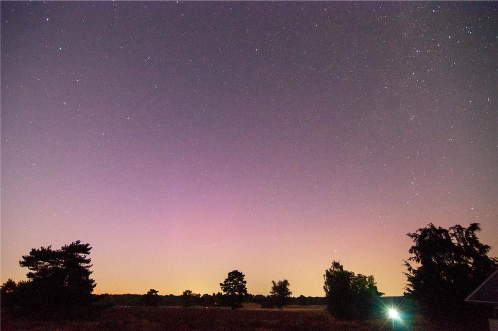 In der Nacht auf Dienstag konnte man die atemberaubende Kombination von Polarlichtern, Perseiden, der Milchstraße und Bodennebel in der Westruper Heide bestaunen. 