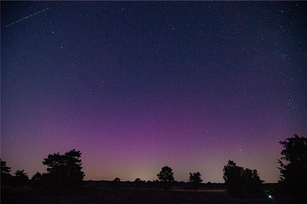 In der Nacht auf Dienstag konnte man die atemberaubende Kombination von Polarlichtern, Perseiden, der Milchstraße und Bodennebel in der Westruper Heide bestaunen. 