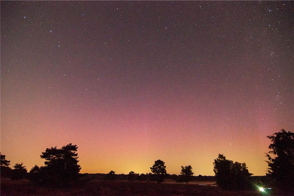 In der Nacht auf Dienstag konnte man die atemberaubende Kombination von Polarlichtern, Perseiden, der Milchstraße und Bodennebel in der Westruper Heide bestaunen. 