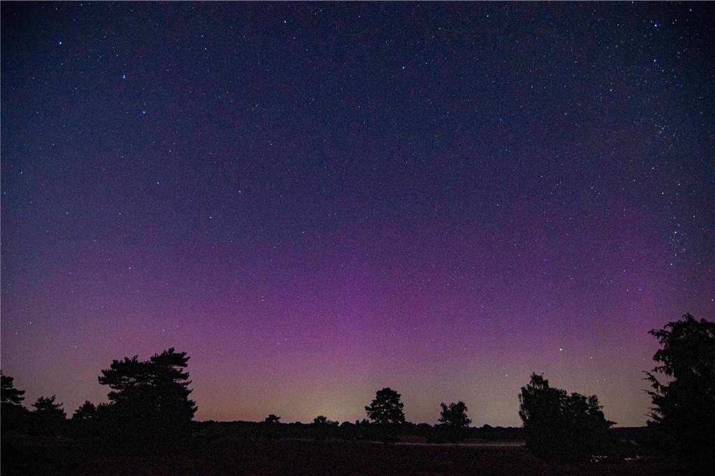 In der Nacht auf Dienstag konnte man die atemberaubende Kombination von Polarlichtern, Perseiden, der Milchstraße und Bodennebel in der Westruper Heide bestaunen. 
