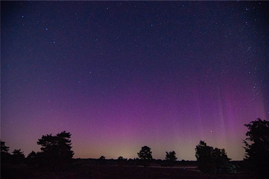 In der Nacht auf Dienstag konnte man die atemberaubende Kombination von Polarlichtern, Perseiden, der Milchstraße und Bodennebel in der Westruper Heide bestaunen. 