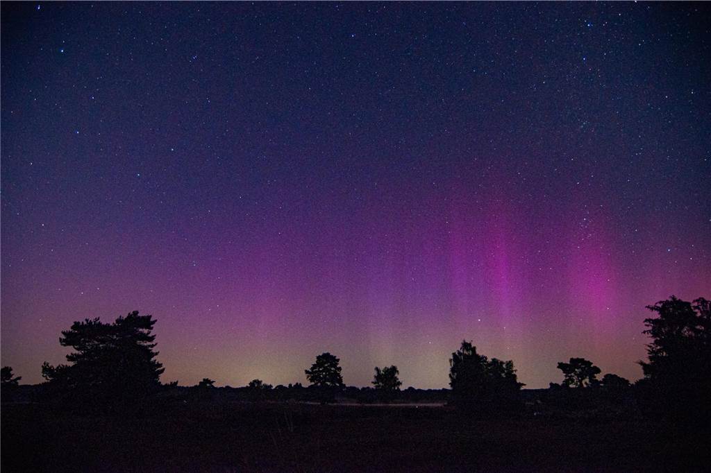 In der Nacht auf Dienstag konnte man die atemberaubende Kombination von Polarlichtern, Perseiden, der Milchstraße und Bodennebel in der Westruper Heide bestaunen. 