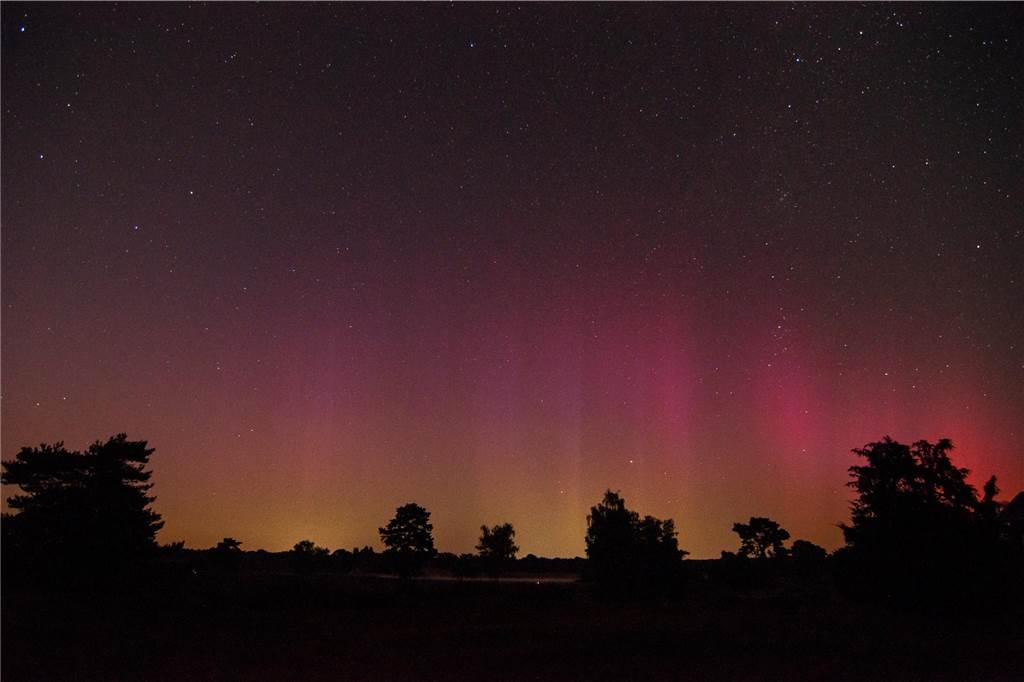 In der Nacht auf Dienstag konnte man die atemberaubende Kombination von Polarlichtern, Perseiden, der Milchstraße und Bodennebel in der Westruper Heide bestaunen. 