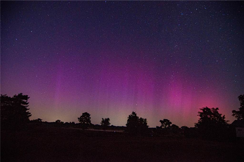 In der Nacht auf Dienstag konnte man die atemberaubende Kombination von Polarlichtern, Perseiden, der Milchstraße und Bodennebel in der Westruper Heide bestaunen. 
