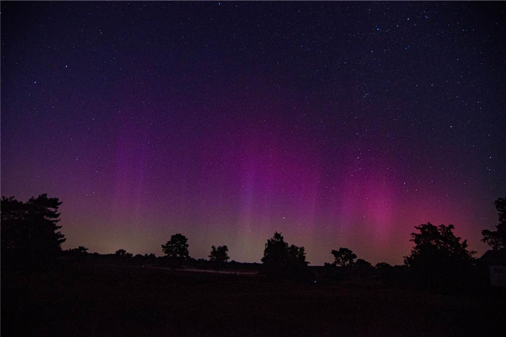 In der Nacht auf Dienstag konnte man die atemberaubende Kombination von Polarlichtern, Perseiden, der Milchstraße und Bodennebel in der Westruper Heide bestaunen. 