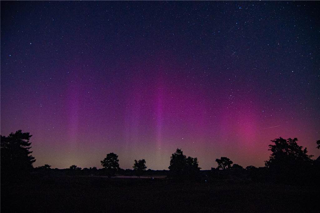 In der Nacht auf Dienstag konnte man die atemberaubende Kombination von Polarlichtern, Perseiden, der Milchstraße und Bodennebel in der Westruper Heide bestaunen. 