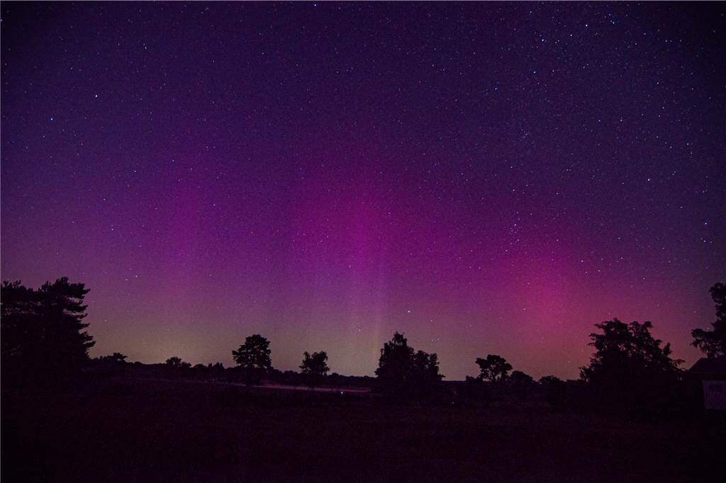 In der Nacht auf Dienstag konnte man die atemberaubende Kombination von Polarlichtern, Perseiden, der Milchstraße und Bodennebel in der Westruper Heide bestaunen. 