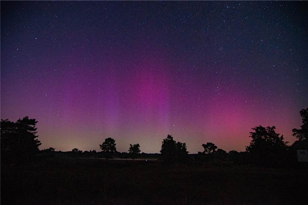 In der Nacht auf Dienstag konnte man die atemberaubende Kombination von Polarlichtern, Perseiden, der Milchstraße und Bodennebel in der Westruper Heide bestaunen. 