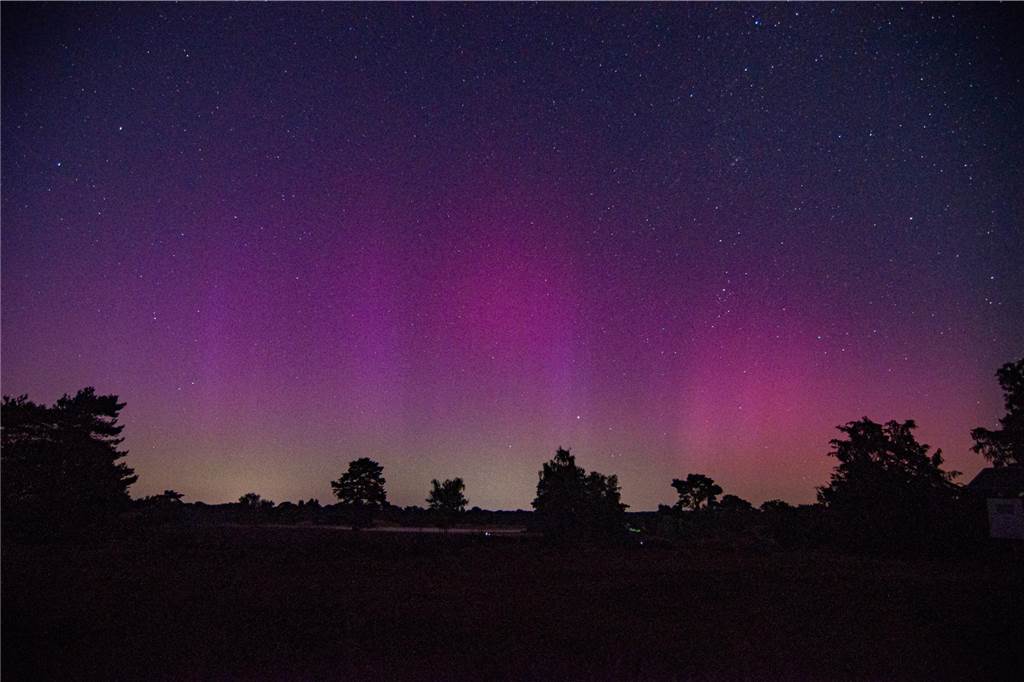 In der Nacht auf Dienstag konnte man die atemberaubende Kombination von Polarlichtern, Perseiden, der Milchstraße und Bodennebel in der Westruper Heide bestaunen. 