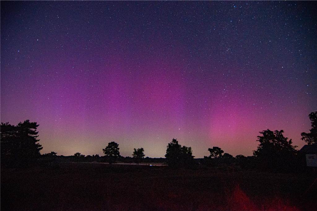 In der Nacht auf Dienstag konnte man die atemberaubende Kombination von Polarlichtern, Perseiden, der Milchstraße und Bodennebel in der Westruper Heide bestaunen. 