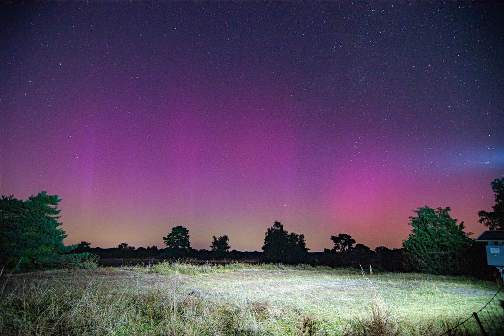 In der Nacht auf Dienstag konnte man die atemberaubende Kombination von Polarlichtern, Perseiden, der Milchstraße und Bodennebel in der Westruper Heide bestaunen. 