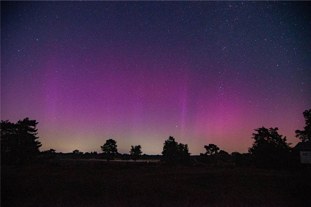 In der Nacht auf Dienstag konnte man die atemberaubende Kombination von Polarlichtern, Perseiden, der Milchstraße und Bodennebel in der Westruper Heide bestaunen. 