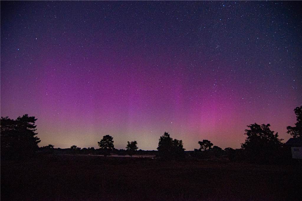 In der Nacht auf Dienstag konnte man die atemberaubende Kombination von Polarlichtern, Perseiden, der Milchstraße und Bodennebel in der Westruper Heide bestaunen. 