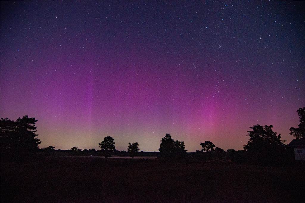 In der Nacht auf Dienstag konnte man die atemberaubende Kombination von Polarlichtern, Perseiden, der Milchstraße und Bodennebel in der Westruper Heide bestaunen. 