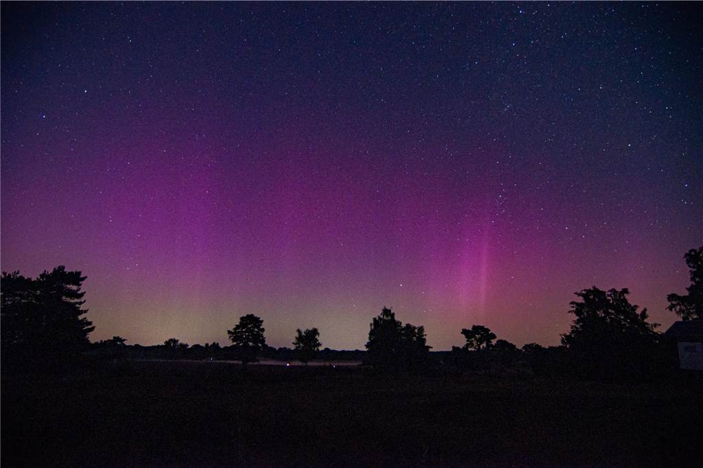 In der Nacht auf Dienstag konnte man die atemberaubende Kombination von Polarlichtern, Perseiden, der Milchstraße und Bodennebel in der Westruper Heide bestaunen. 