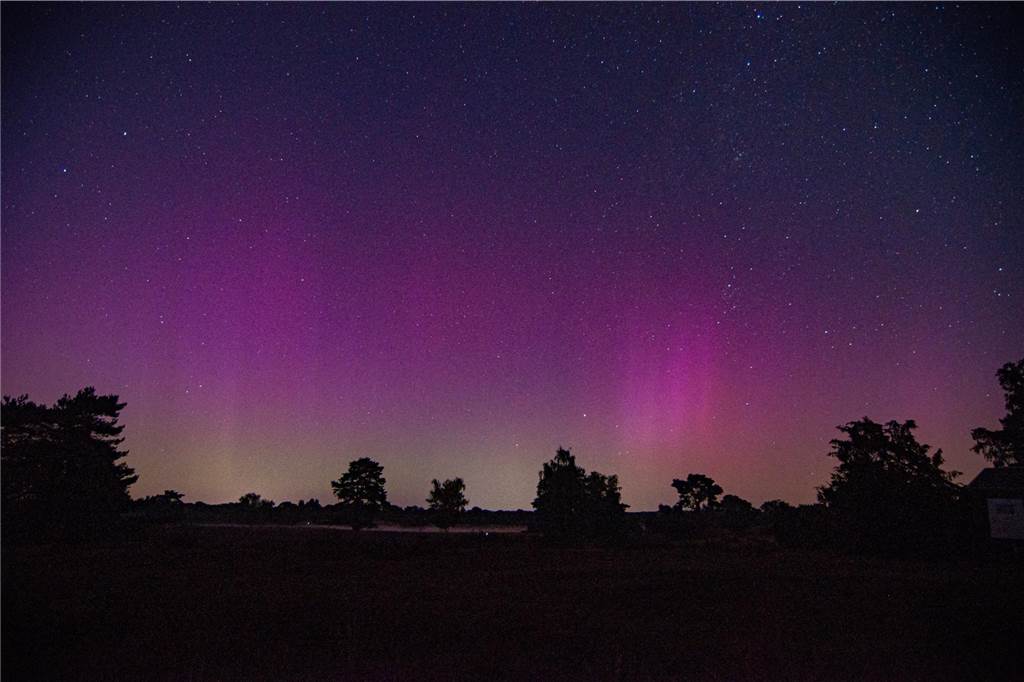 In der Nacht auf Dienstag konnte man die atemberaubende Kombination von Polarlichtern, Perseiden, der Milchstraße und Bodennebel in der Westruper Heide bestaunen. 
