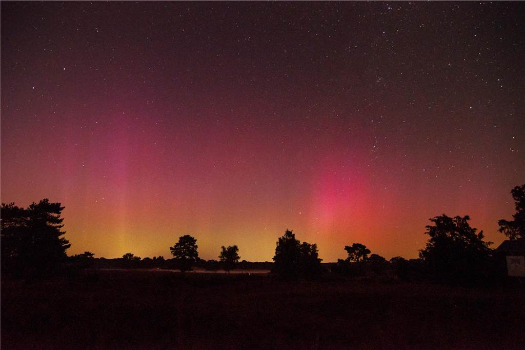 In der Nacht auf Dienstag konnte man die atemberaubende Kombination von Polarlichtern, Perseiden, der Milchstraße und Bodennebel in der Westruper Heide bestaunen. 