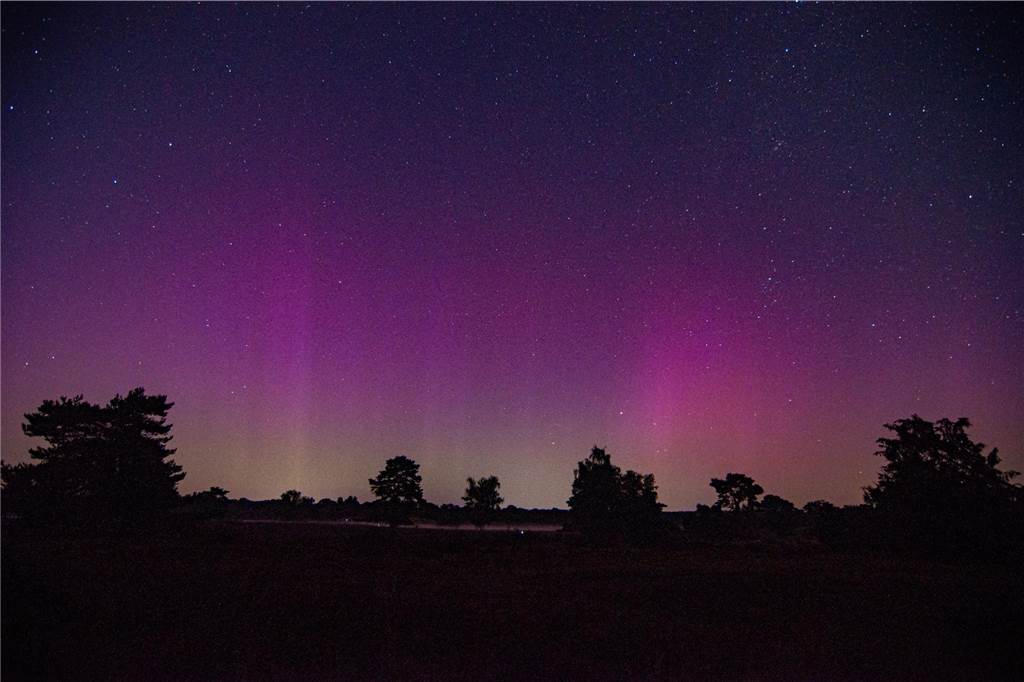 In der Nacht auf Dienstag konnte man die atemberaubende Kombination von Polarlichtern, Perseiden, der Milchstraße und Bodennebel in der Westruper Heide bestaunen. 