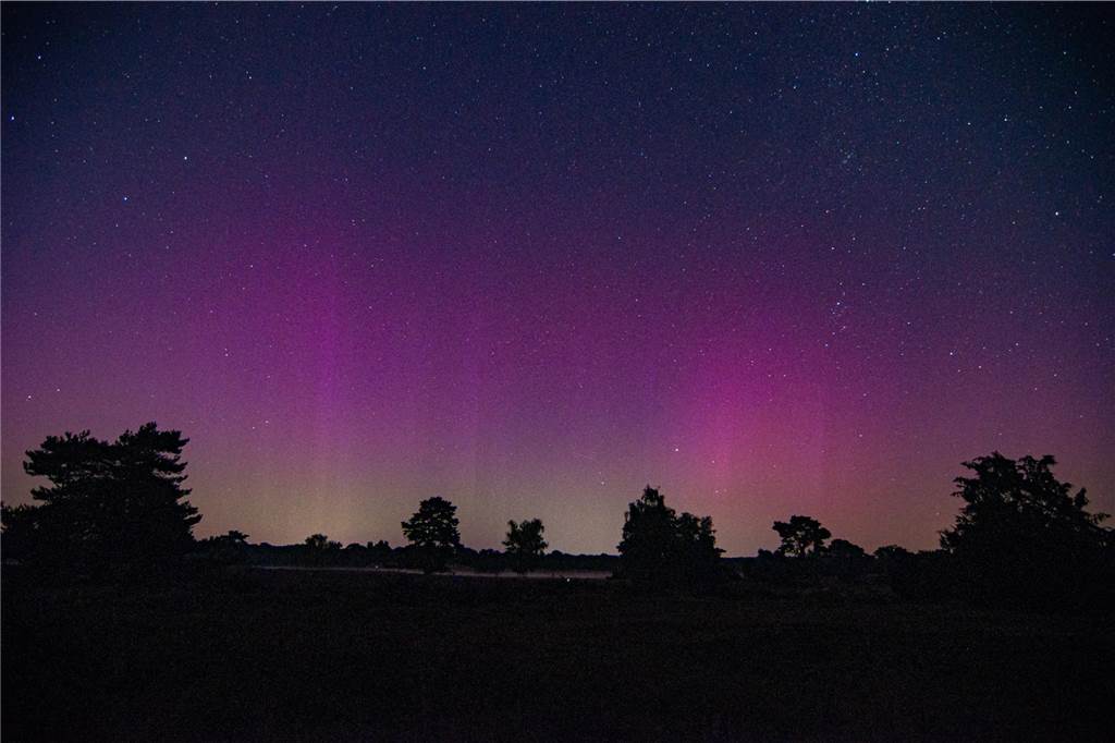 In der Nacht auf Dienstag konnte man die atemberaubende Kombination von Polarlichtern, Perseiden, der Milchstraße und Bodennebel in der Westruper Heide bestaunen. 