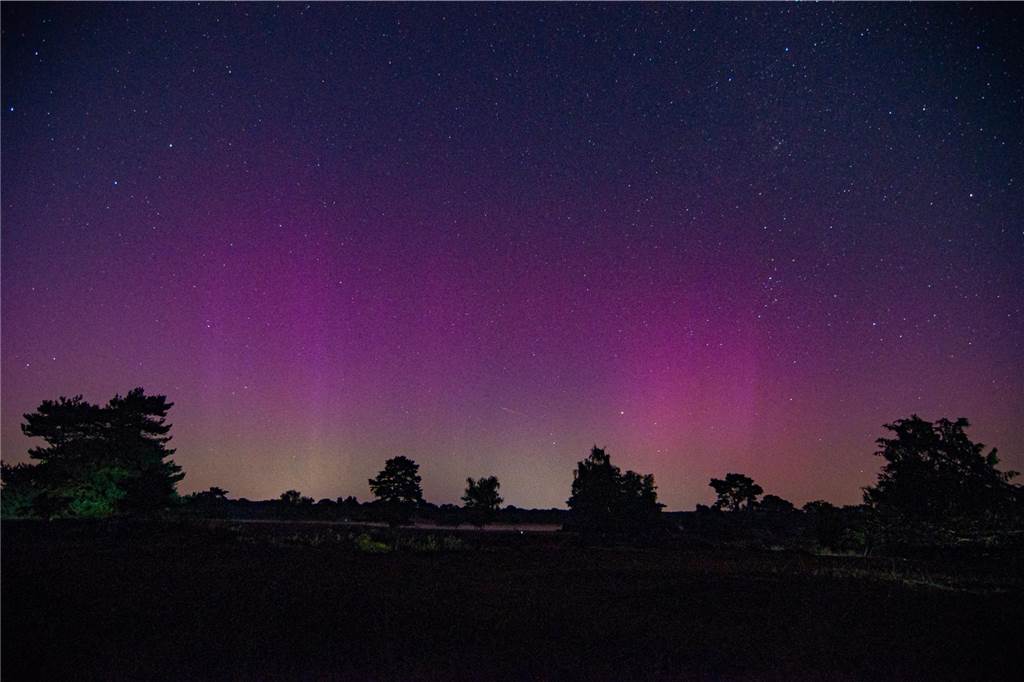 In der Nacht auf Dienstag konnte man die atemberaubende Kombination von Polarlichtern, Perseiden, der Milchstraße und Bodennebel in der Westruper Heide bestaunen. 