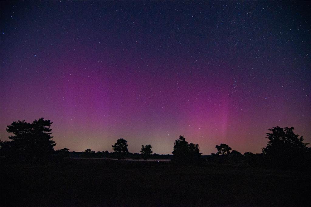 In der Nacht auf Dienstag konnte man die atemberaubende Kombination von Polarlichtern, Perseiden, der Milchstraße und Bodennebel in der Westruper Heide bestaunen. 