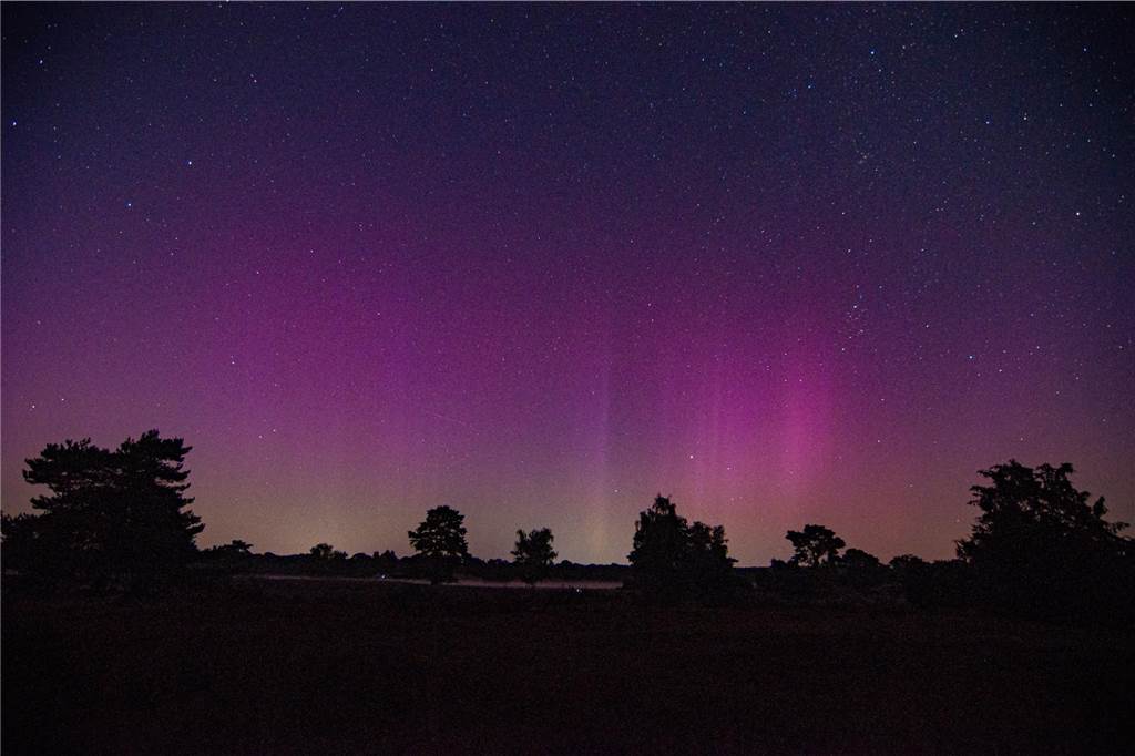 In der Nacht auf Dienstag konnte man die atemberaubende Kombination von Polarlichtern, Perseiden, der Milchstraße und Bodennebel in der Westruper Heide bestaunen. 