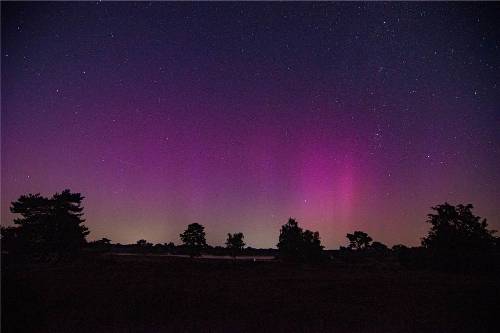 In der Nacht auf Dienstag konnte man die atemberaubende Kombination von Polarlichtern, Perseiden, der Milchstraße und Bodennebel in der Westruper Heide bestaunen. 