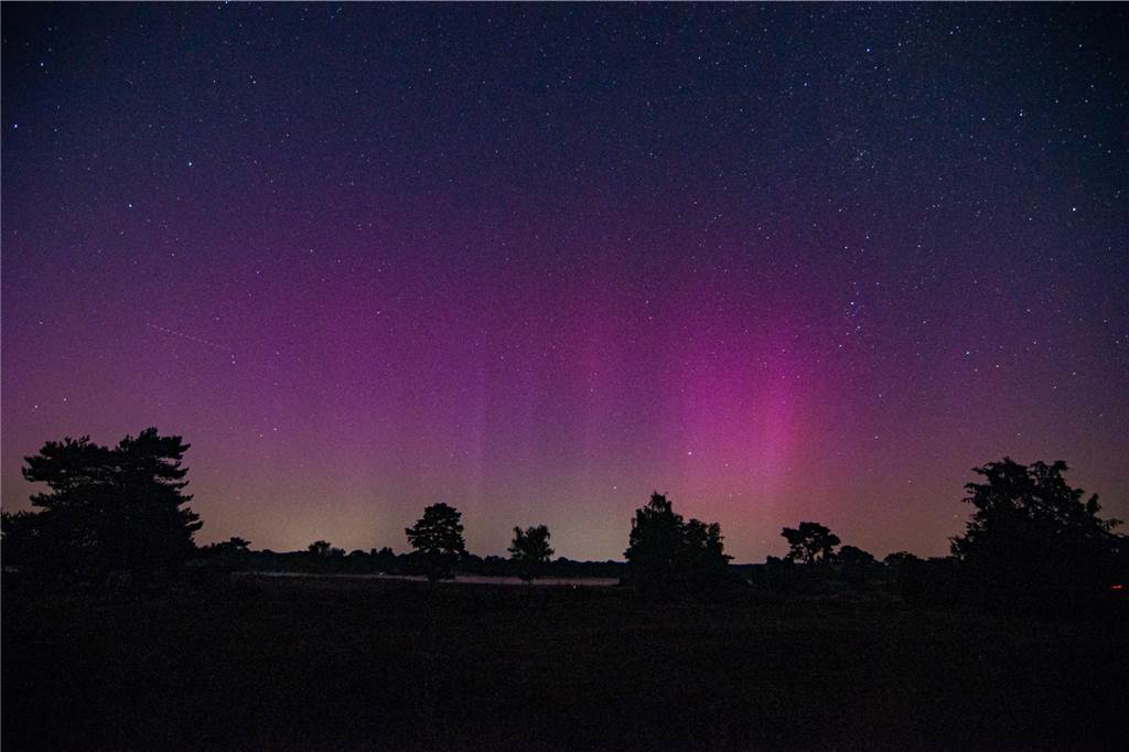 In der Nacht auf Dienstag konnte man die atemberaubende Kombination von Polarlichtern, Perseiden, der Milchstraße und Bodennebel in der Westruper Heide bestaunen. 