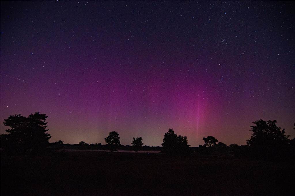 In der Nacht auf Dienstag konnte man die atemberaubende Kombination von Polarlichtern, Perseiden, der Milchstraße und Bodennebel in der Westruper Heide bestaunen. 