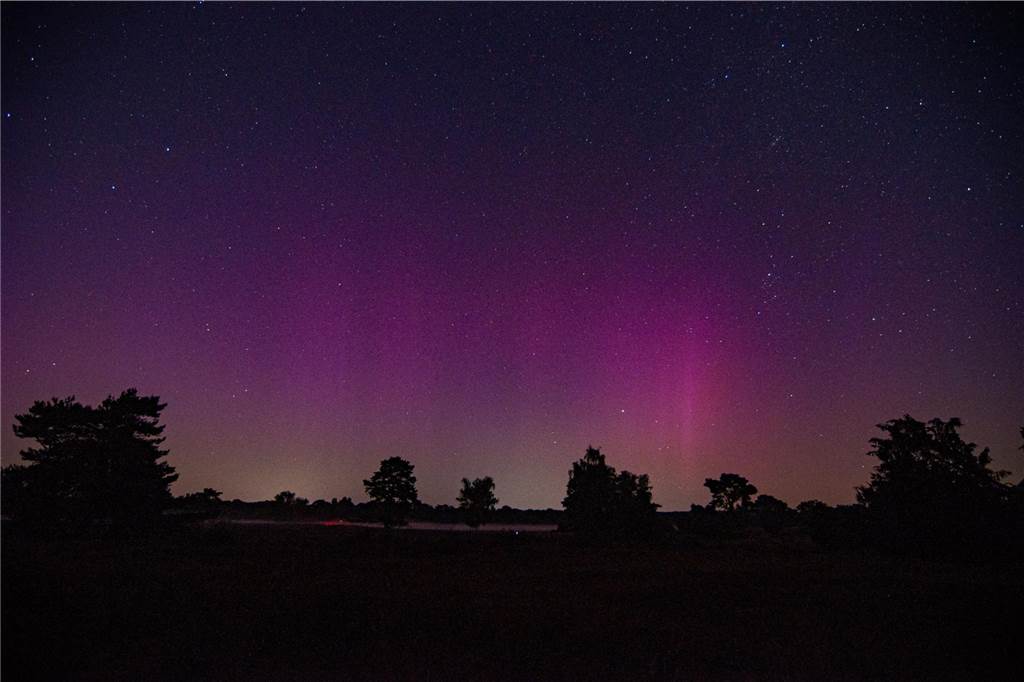 In der Nacht auf Dienstag konnte man die atemberaubende Kombination von Polarlichtern, Perseiden, der Milchstraße und Bodennebel in der Westruper Heide bestaunen. 