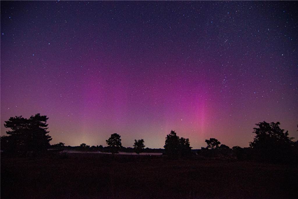In der Nacht auf Dienstag konnte man die atemberaubende Kombination von Polarlichtern, Perseiden, der Milchstraße und Bodennebel in der Westruper Heide bestaunen. 
