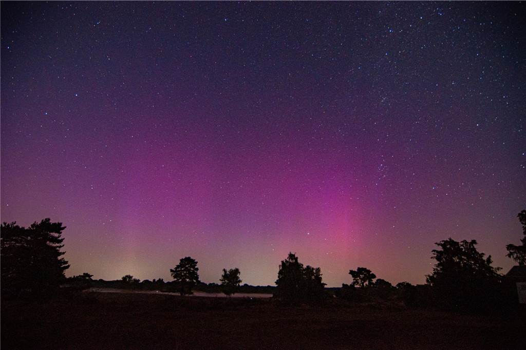 In der Nacht auf Dienstag konnte man die atemberaubende Kombination von Polarlichtern, Perseiden, der Milchstraße und Bodennebel in der Westruper Heide bestaunen. 
