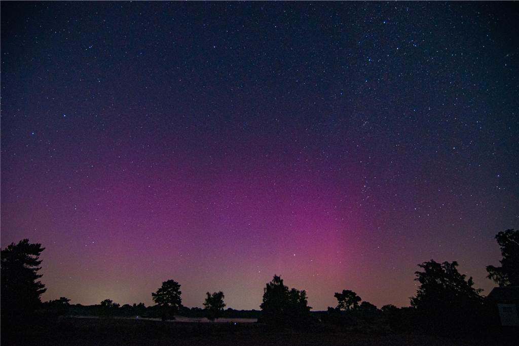 In der Nacht auf Dienstag konnte man die atemberaubende Kombination von Polarlichtern, Perseiden, der Milchstraße und Bodennebel in der Westruper Heide bestaunen. 
